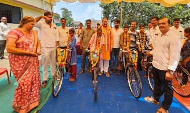 NEWS : अब नहीं थकेंगे पांव, और समय की होगी बचत, घर से पैदल स्कूल जाने वाले विद्यार्थियों को सरकार की सौगात, इस गांव में साइकिल वितरण कार्यक्रम संपन्न, नीमच विधायक परिहार सहित ये रहें मौजूद, पढ़े खबर