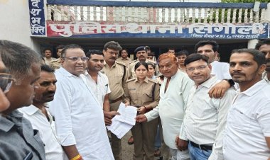 BIG NEWS : पूर्व सरपंच के खिलाफ प्रकरण दर्ज होने से गुस्साए कांग्रेसी, बीस सालों बाद निकले सड़को पर, रैली के रूप में पहुंचे सिंगोली थाने, घेराव के बाद एसडीओपी को सौंपा ज्ञापन, पढ़े खबर