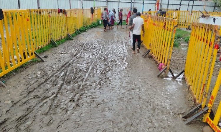 NEWS : बारिश का मौसम, और भादवामाता में भक्तों की मुश्किलें बढ़ी, कीचड़ भरे रास्ते से गुजर रहे श्रद्धालु, इन परेशानियों का कर रहें सामना, पढ़े खबर