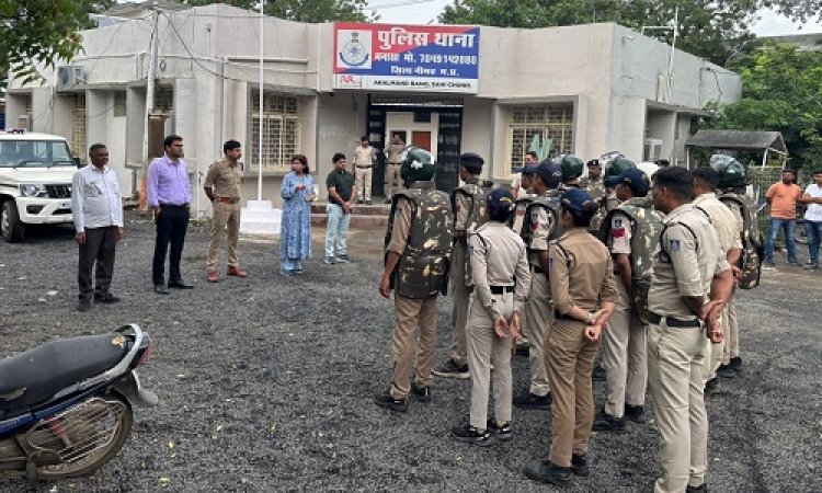 NEWS : आगामी त्यौहारों को लेकर प्रशासन और पुलिस अलर्ट, मनासा में निकाला फ्लैग मार्च, अधिकारियों ने आमजन से की ये अपील, पढ़े खबर