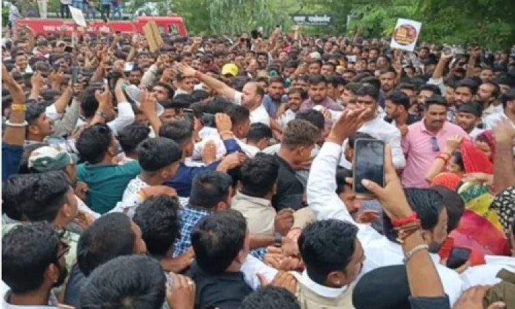 BIG REPORT : मंदसौर में करणी सेना का हल्लाबोल, एसपी कार्यालय के बाहर प्रदर्शन, और जमकर नारेबाजी भी, पुलिस ने इस तरह काबू किए हालात, मामला जीवन सिंह शेरपुर पर FIR का, पढ़े खबर