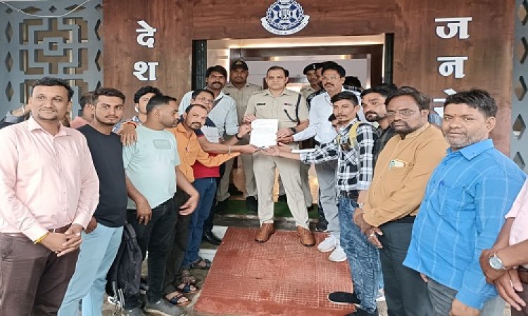 BIG NEWS : अश्लील गालियां देने की रिकॉर्डिंग वायरल, तो पत्रकारों में पनपा आक्रोश, एसपी ऑफिस में की जमकर नारेबाजी, और पुलिस कप्तान के नाम सौंपा ज्ञापन, पिंकू के खिलाफ कार्यवाही की मांग, पढ़े खबर