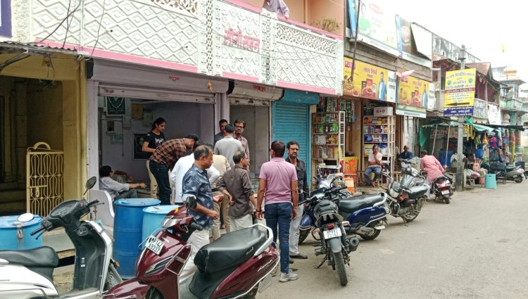BIG NEWS: बाइक पर आएं महिला-पुरुष, दुकानदार से की बातचीत, फिर हो गए रफूचक्कर, कुछ देर बाद सराफा व्यापारी के उड़े होश, लाखों का सोना ऐसे हुआ गायब, नगर में दिन-दहाड़े चोरी की वारदात, ये घटना मनासा की, पढ़े खबर
