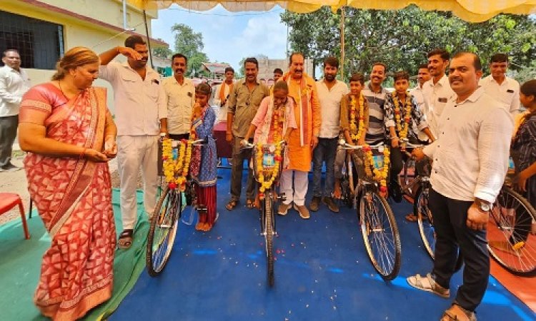 NEWS : अब नहीं थकेंगे पांव, और समय की होगी बचत, घर से पैदल स्कूल जाने वाले विद्यार्थियों को सरकार की सौगात, इस गांव में साइकिल वितरण कार्यक्रम संपन्न, नीमच विधायक परिहार सहित ये रहें मौजूद, पढ़े खबर