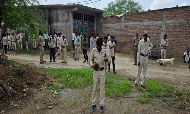 BIG NEWS : रामपुरा तहसील के इस में पहुंची प्रशासन की टीम, अवैध कब्जे पर चलाया बुल्डोजर, अब शासकीय भूमि हुई अतिक्रमण से मुक्त, क्या बोले मनासा SDM...! पढ़े खबर