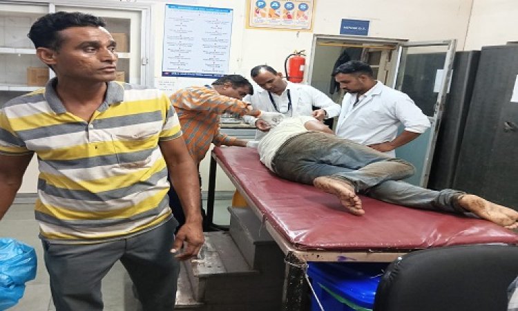 NEWS : महू-नीमच हाइवे पर हादसा, बाइक सवार को अज्ञात वाहन ने मारी टक्कर, गंभीर घायल को इन्होंने पहुंचाया जिला अस्पताल, जांच में जुटी वायडी नगर थाना पुलिस, घटना मंदसौर की, पढ़े खबर