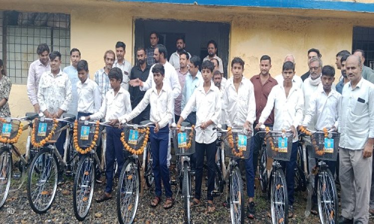 WOW ! छात्र-छात्राओं की राह हुई आसान, शासकीय स्कूल में विद्यार्थियों को साइकिल का वितरण, मनासा क्षेत्र में यहां कार्यक्रम संपन्न, विधायक मारु भी हुए शामिल, पढ़े खबर