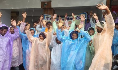 NEWS : रोटरी क्लब नीमच कैंट ने सेवा की और बढ़ाएं कदम, मजदूर भाईयों के बीच पहुंचे सदस्य, बरसात से बचाव के लिए वितरित किए रेनकोट, कुछ यूं बांटी खुशियां, पढ़े खबर