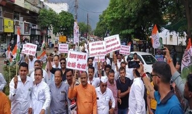 BIG NEWS : नीमच जिला कांग्रेस ने रेडक्रास चुनाव स्थगित करने का किया विरोध, रैली निकाली, और की जमकर नारेबाजी, भारतमाता को अर्पित किया ज्ञापन, पढ़े खबर