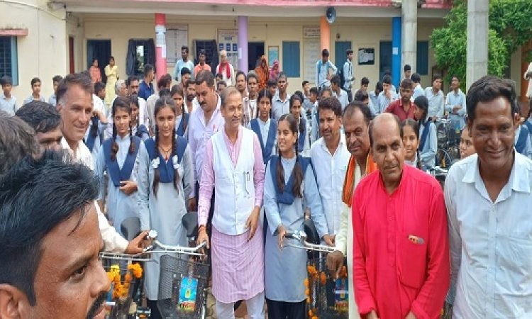NEWS : स्कूली बच्चों की राह हुई आसान, साइकिल मिलते ही चेहरे पर दिखी खुशी, ग्राम जनकपुर में खास कार्यक्रम संपन्न, विधायक सखलेचा भी हुए शामिल, पढ़े खबर