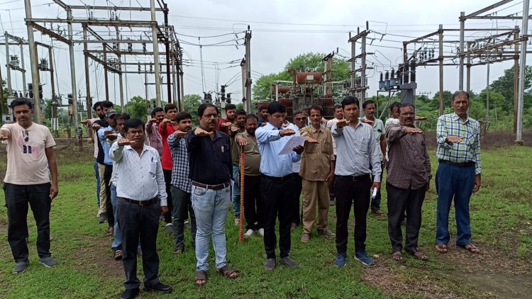 NEWS : मनासा विद्युत वितरण केंद्र परिसर में हुआ सेफ्टी ड्रिल का आयोजन, कर्मचारियों को दिलाई सुरक्षा की शपथ, पढ़े खबर