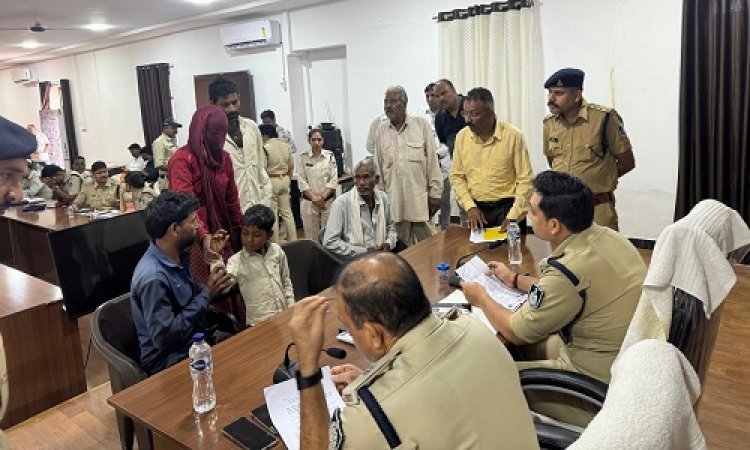 BIG NEWS : पुलिस कंट्रोल रूम पर जिला स्तरीय जन सुनवाई और CM हेल्पलाईन शिविर संपन्न, 27 शिकायतों का किया निराकरण, एसपी अंकित जायसवाल ने संबंधित अधिकारियों को दिए ये निर्देश, पढ़े खबर