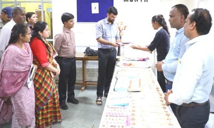 BIG NEWS : किलकारी के बालकों ने बनाएं रक्षासूत्र, और लगाया स्टॉल, फिर कलेक्टर हिमांशु चंद्रा ने किया अवलोकन, खरीदी राखियां, की मेहनत की सराहना, पढ़े खबर