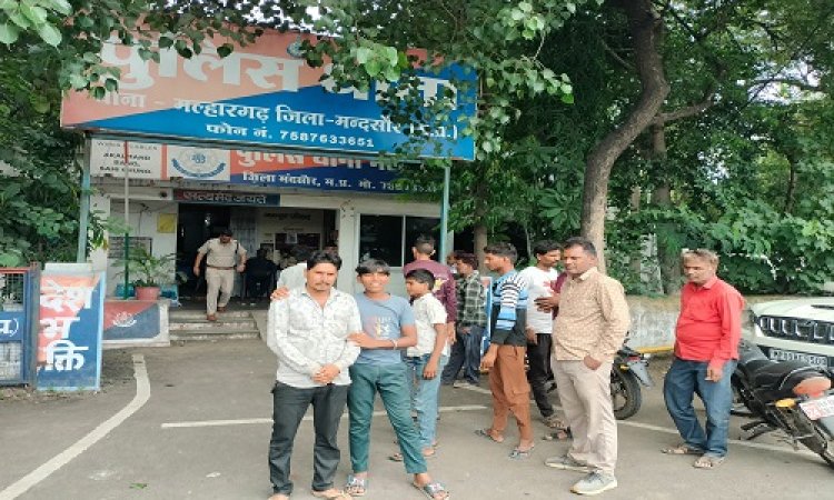 BIG NEWS : शिक्षक ने छात्राओं के साथ की छेड़छाड़, तो परिजनों में पनपा आक्रोश, मल्हारगढ़ थाने में दर्ज कराई FIR, आरोपी फूल मोहम्मद गिरफ्तार, पढ़े खबर