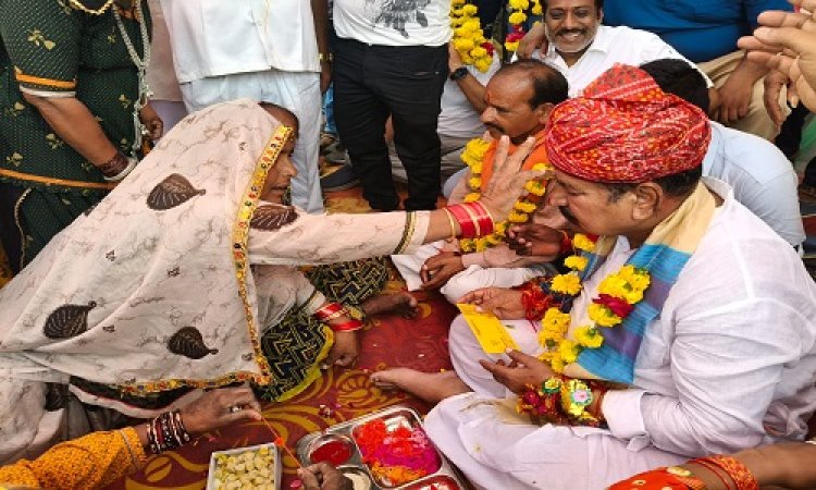NEWS : रक्षाबंधन पर्व, नीमच की इस बस्ती में पहुंचे विधायक परिहार, बहनों के कलाई पर बांधा रक्षासूत्र, फिर बापू ने कहीं ये बड़ी बात, पढ़े खबर