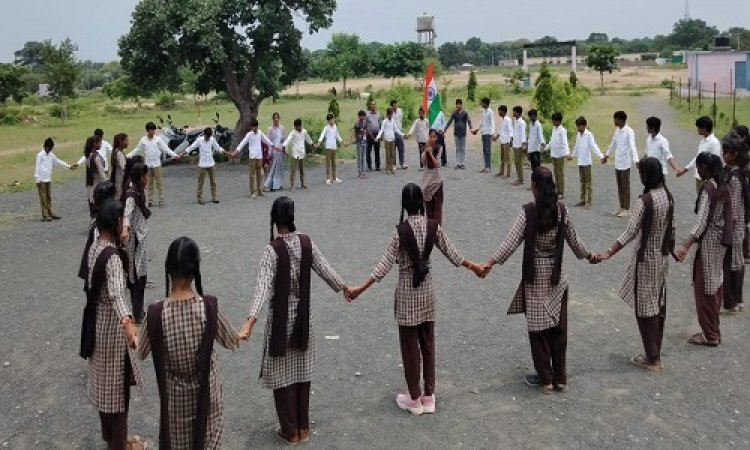 NEWS : हर-घर तिरंगा अभियान, हरवार गांव के इस स्कूल में खास कार्यक्रम संपन्न, विद्यार्थियों ने बनाई श्रृंखला, देशभक्ति के साथ ली स्वच्छता की शपथ, पढ़े खबर