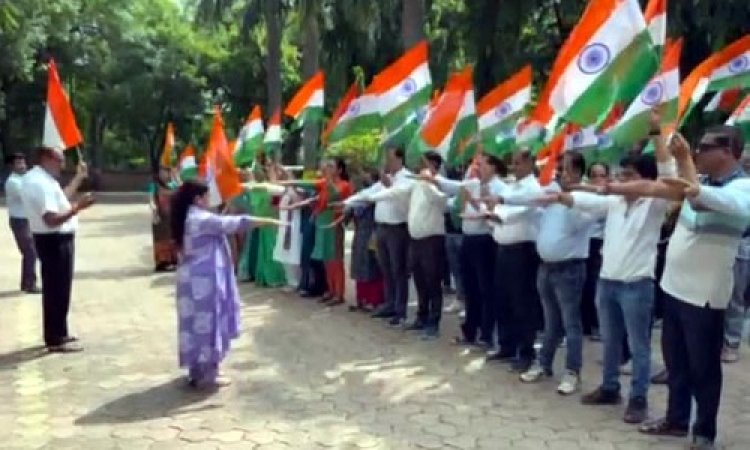 NEWS : हर घर तिरंगा एवं स्वच्छता अभियान, नीमच नगर पालिका में खास कार्यक्रम संपन्न, CMO ने दिलाई शपथ, अधिकारी-कर्मचारियों ने कुछ यूं दिया देशभक्ति का संदेश, पढ़े खबर