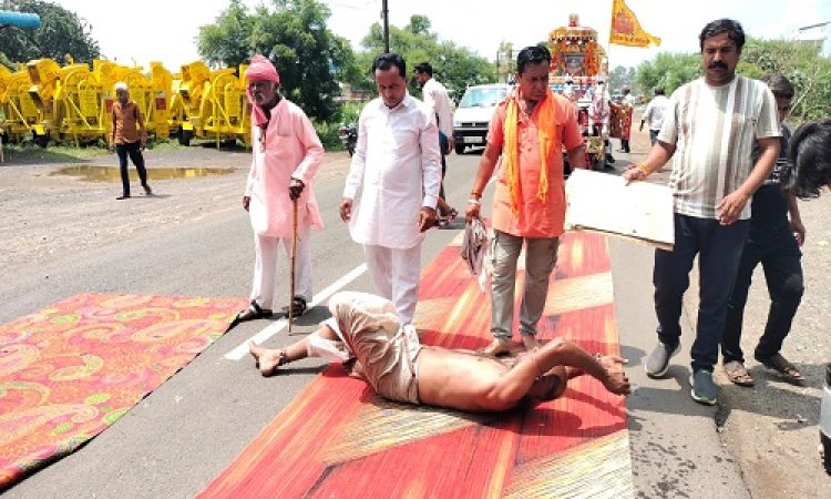 NEWS : पिपलियामंडी में धार्मिक आस्था का अद्भुत नजारा, गोपाल भोपाजी की लोटन यात्रा निकली, अच्छी बारिश, सुख-समृद्धि और खुशहाली की कामना, पढ़े खबर
