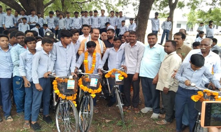 NEWS : स्कूली बच्चों की राह हुई आसान, सीएम राइस विद्यालय में साइकिल का वितरण, जीरन क्षेत्र में कार्यक्रम संपन्न, पढ़े खबर