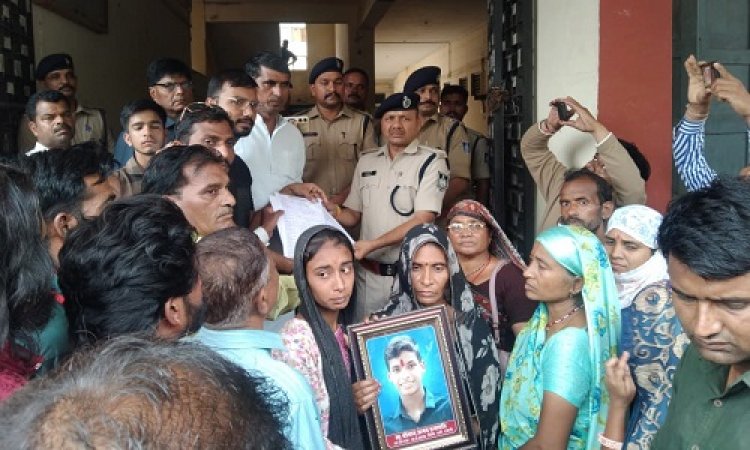 BIG NEWS : झोलाछाप डॉक्टर ने किया गलत इलाज, तो इकलौते बेटे की हुई मौत, परिवार लगा रहा न्याय की गुहार, परिजन पहुंचे एसपी कार्यालय, और सौंपा ज्ञापन, पढ़े खबर