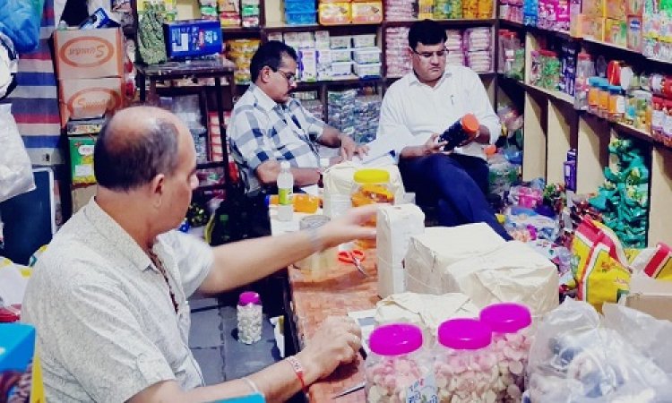 BIG NEWS : नीमच में इस दूकान पर खाद्य विभाग छापामार कार्यवाही, जब नहीं मिले ये दस्तावेज, तो संस्थान को किया सील, जांच के लिए भेजे सैंपल, पढ़े खबर
