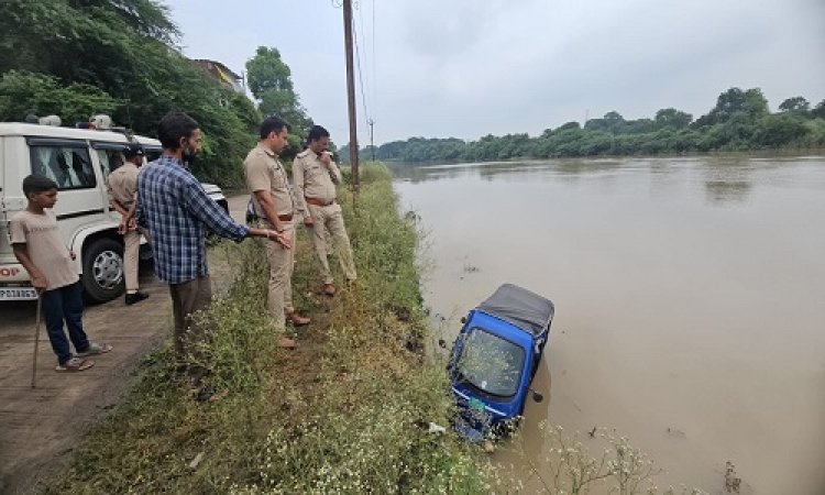 BIG NEWS : शिवना नदी में अनियंत्रित होकर गिरा ई-रिक्शा, तो मंदसौर पुलिस ने दिखाई तत्परता, क्रेन की मदद से निकलवाया बाहर, पढ़े खबर
