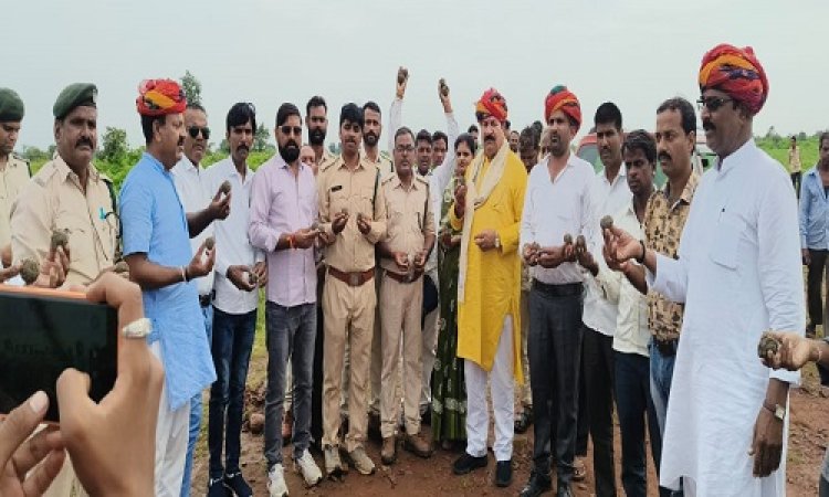 NEWS : जीरन क्षेत्र के इन गावों में पहुंचे विधायक परिहार सहित अन्य जनप्रतिनिधि, हजारों सीड्स बाल के माध्यम से किया विभिन्न पौधों का रोपण, वन विभाग का अमला भी रहा मौजूद, पढ़े खबर