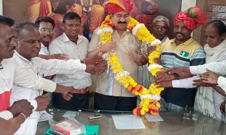 NEWS : नीमच जिले में आदिवासी भील समाज का छात्रावास स्वीकृत, ये नागरिक पहुंचे विधायक परिहार के पास, पुष्पाहार से किया सम्मान, बापू को कुछ यूं दिया धन्यवाद, पढ़े खबर