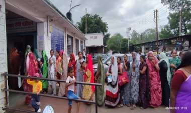 BIG NEWS : मौसमी बीमारियों से परेशान मरीज पहुंचे जिला अस्पताल, तो यहां भी सामने आई बड़ी समस्या, पर्ची के लिए लगी लंबी कतार, तो करना पड़ रहा इंतजार, पढ़े खबर