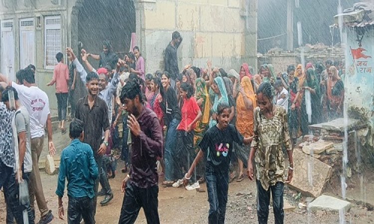 NEWS : ग्राम हरवार में धूमधाम से मनाई भादवी छठ, भगवान देवनारायण की शोभायात्रा निकाली, बरसते पानी में उमड़ा भक्तों का सैलाब, पढ़े खबर