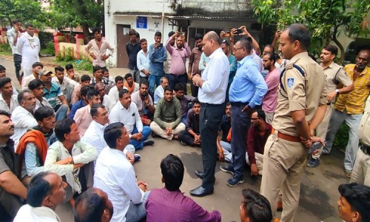 BIG BREAKING : गुप्ता नर्सिंग होम में मरीज की मौत का मामला गरमाया, अब जिला अस्पताल परिसर में धरने पर बैठे परिजन, इनके खिलाफ कार्यवाही की उठी मांग, प्रशासनिक और पुलिस अधिकारी मौके पर, पढ़े खबर