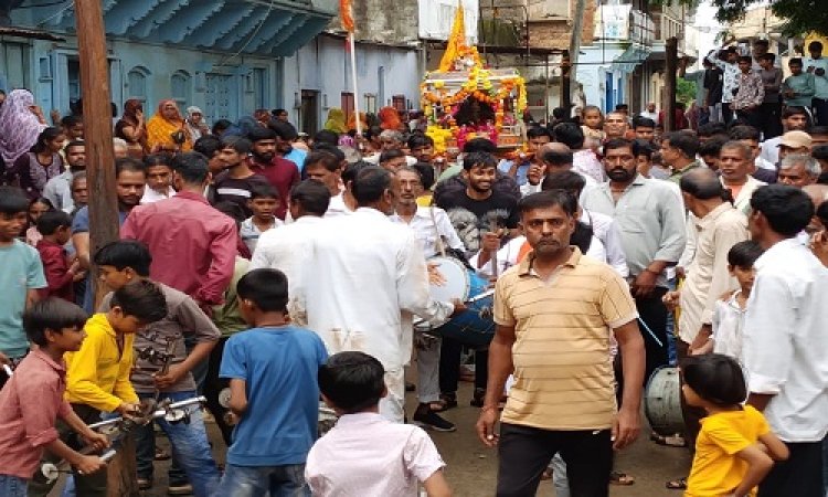 BIG NEWS : चीताखेड़ा नगर के भ्रमण पर निकले भगवान श्री कृष्ण, जाना भक्तों का हाल, शोभायात्रा में इन्होंने दिखाएं हैरतंगेज करतब, पढ़े खबर