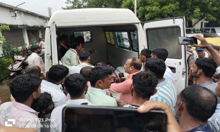 BIG NEWS : मृतक सत्तू को एम्बुलेंस फिर लेकर पहुंची जिला अस्पताल, इनके सुपुर्द किया शव, फिर परिजनों ने धरना किया खत्म, मामला शहर के गुप्ता नर्सिंग होम से जुड़ा, पढ़े खबर