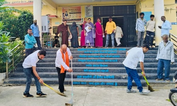 NEWS : प्रधानमंत्री नरेंद्र मोदी का जन्मदिवस, टकरावद उप स्वास्थ्य केंद्र में खास कार्यक्रम संपन्न, अधिकारियों ने  सफाई अभियान भी चलाया, पढ़े खबर