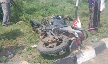 BIG NEWS: टायर फटने से असंतुलित हुई पिकअप, बाइक और कार को मारी टक्कर, फिर डिवाइडर पर चढ़ी, ये लोग हुए घायल, पुलिस जुटी जांच में, घटना भाटखेड़ा फंटे की, पढ़े खबर