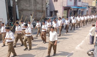 BIG NEWS : दिवस विजयादशमी पर मनासा में निकला विशाल पथ संचलन, स्वयं सेवकों ने मिलाएं कदम-ताल, तो इन्होंने किया शस्त्र पूजन, पढ़े खबर