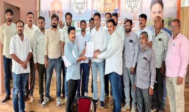 NEWS : लंबित मांगों के निस्तारण की मांग, सहकारी कर्मचारियों ने विधायक चंद्रभान सिंह आक्या को सौंपा ज्ञापन, तो मिला ये आश्वासन, पढ़े खबर
