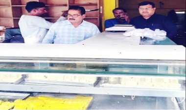 BIG NEWS : खाद्य सुरक्षा की टीम पहुंची मिठाई की दुकानों पर, निरिक्षण कर लड्डू और केसर बर्फी सहित इनके लिए सैंपल, अब जांच के बाद होगी बड़ी कार्यवाही, पढ़े खबर