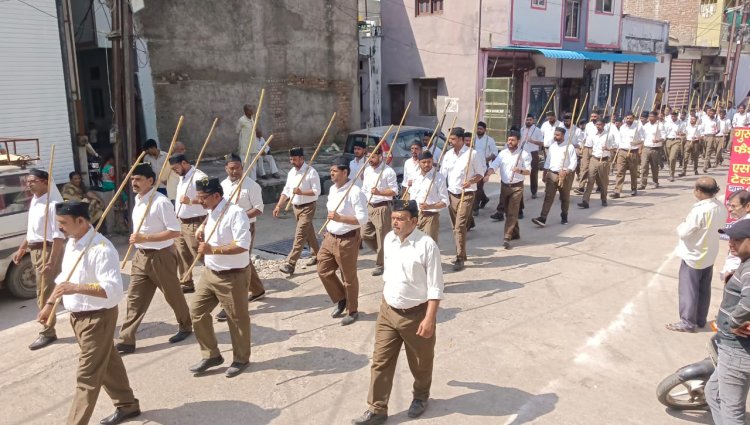 BIG NEWS : दिवस विजयादशमी पर मनासा में निकला विशाल पथ संचलन, स्वयं सेवकों ने मिलाएं कदम-ताल, तो इन्होंने किया शस्त्र पूजन, पढ़े खबर