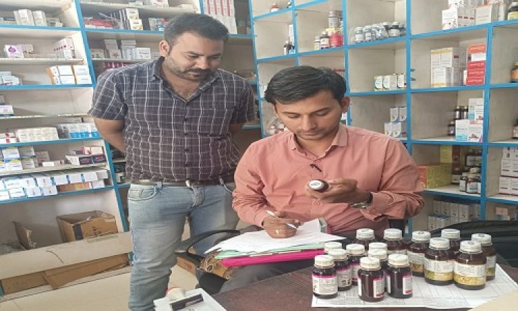 BIG NEWS : नीमच में औषधि विक्रय संस्थानों पर पहुंचे ड्रग इंस्पेक्टर, किया ताबड़तोड़ निरीक्षण, सिरप के नमूने लिए, और दिए ये निर्देश, पढ़े खबर