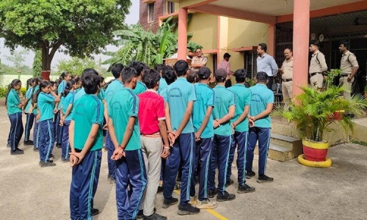 BIG NEWS : साइबर सुरक्षा को लेकर खाकी फैला रही जागरूकता, स्कूली बच्चों के बीच पहुंचे पुलिस अधिकारी, और दी समझाइश, जावद और कुकडेंश्वर में कार्यक्रम संपन्न, पढ़े खबर