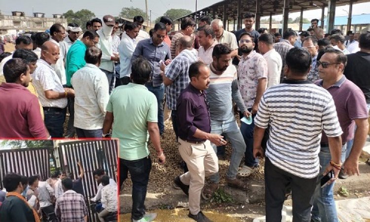 NEWS : नीमच मंडी में बड़ा बवाल, व्यापारी की मनमानी, और किसानों में पनपा आक्रोश, मंडी का मैन गेट किया बंद, फिर चक्काजाम भी, समझाइश के बाद ऐसे मामला हुआ शांत, पढ़े खबर