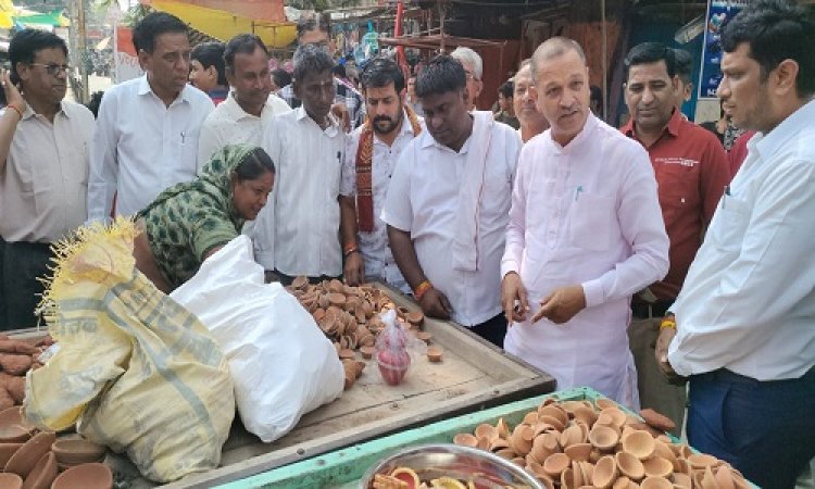 BIG NEWS : विकसित आत्मनिर्भर भारत, विधायक ने स्वदेशी वस्तुओं को दी प्राथमिकता, खरीदे मिट्टी के दिये, ओमप्रकाश सखलेचा ने दिया वोकल फार लोकल का संदेश, पढ़े खबर