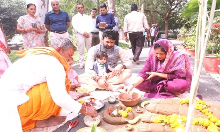 BIG NEWS : जिला कलेक्टर हिमांशु चंद्रा ने परिवारजनों के साथ की गोवर्धन पूजा, गौमाता को खिलाया ग्रास, ये अधिकारी भी रहें मौजूद, पढ़े खबर