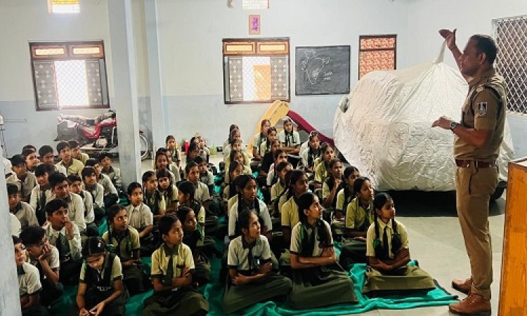 BIG NEWS : कृषि मंडी, शासकीय स्कूल और आमजन के बीच पहुंची पुलिस, साइबर सुरक्षा के प्रति किया जागरूकता, नीमच जिले के इन थाना क्षेत्रों में हुआ खास कार्यक्रमों का आयोजन, पढ़े खबर