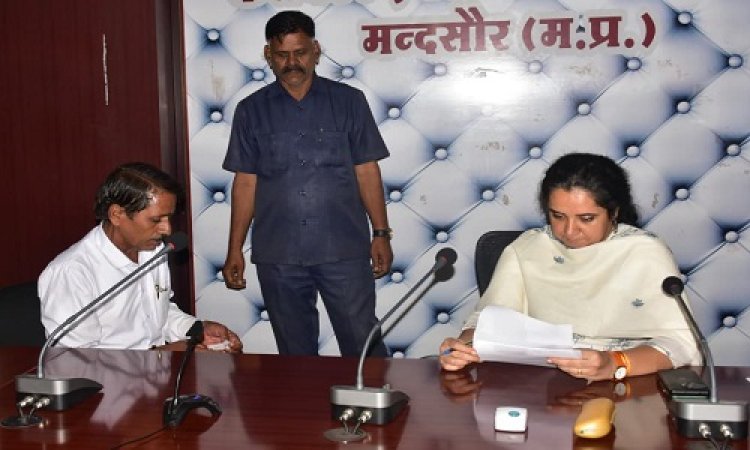 BIG NEWS : मंदसौर कलेक्टर कार्यालय में जिला स्तरीय जनसुनवाई, DM साहिबा ने सुनी आवेदकों की समस्याएं, फिर अधिकारियों को दिए ये निर्देश, पढ़े खबर