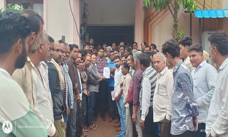 BIG NEWS : जीरन के सांई क्लिनिक पर लगा सील वाला ताला, तो आक्रोशित हुई नगर की जनता, नारेबाजी करते हुए ये लोग पहुंचे तहसील कार्यालय, और इनके पक्ष में सौंपा ज्ञापन, साथ में दें डाली ये बड़ी चेतावनी, पढ़े खबर