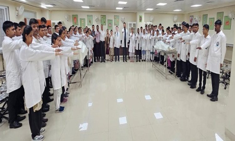 NEWS : वीरेन्द्र कुमार सकलेचा शासकीय चिकित्सा महाविद्यालय में खास कार्यक्रम, नवागत छात्रों को दिलाई कैडेवरिक शपथ, समझाया कर्तव्य और महत्व, पढ़े खबर