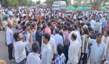 BIG BREAKING : ग्रामीणों और किसानों को भरभड़िया फंटे पर रोका, तो बीच चौराहे पर बैठे लोग, यहीं शुरू हुआ धरना प्रदर्शन, मौके पर भारी पुलिस बल, मामला मोरवन में लगने वाली फैक्ट्री से जुड़ा, पढ़े खबर