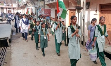 WOW ! भारतीय महिला क्रिकेट टीम ने जीता वर्ल्ड कप, नीमच जिले में भी खुशी का माहौल, इस गांव में निकाली भव्य मशाल रैली, स्कूली छात्राओं ने कुछ यूं दी बधाई, पढ़े खबर